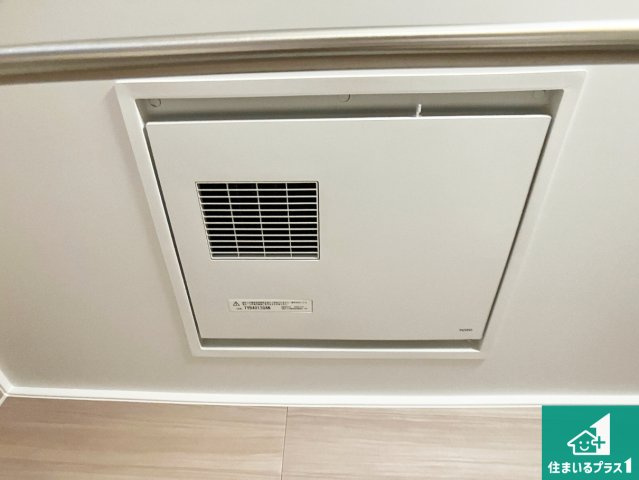 　雨の日も室内干し可能な浴室暖房乾燥機！　