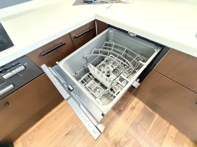 毎日の食器洗いから解放されるビルトイン食洗機を完備。食後の片付け時間をぐっと短縮し、家族や自分のためのゆとりある時間を生み出します。手荒れの心配も軽減する嬉しい設備です。