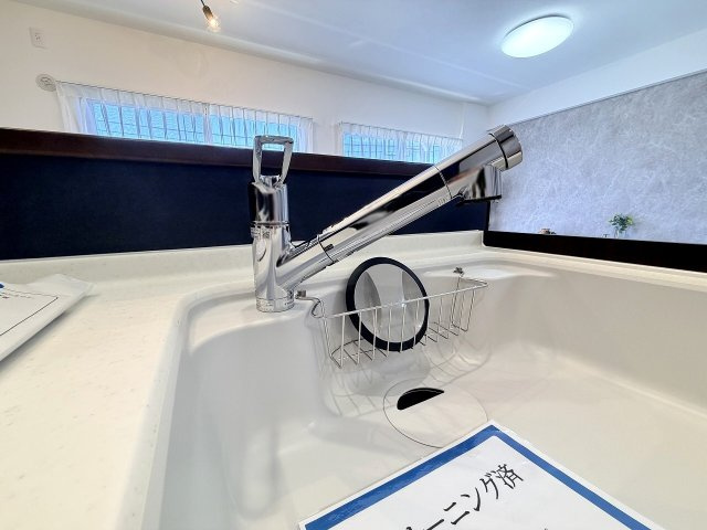 継ぎ目のない一体成型。美しさと掃除のしやすさを両立した人造大理石シンクとカートリッジ式浄水器内蔵水栓。
