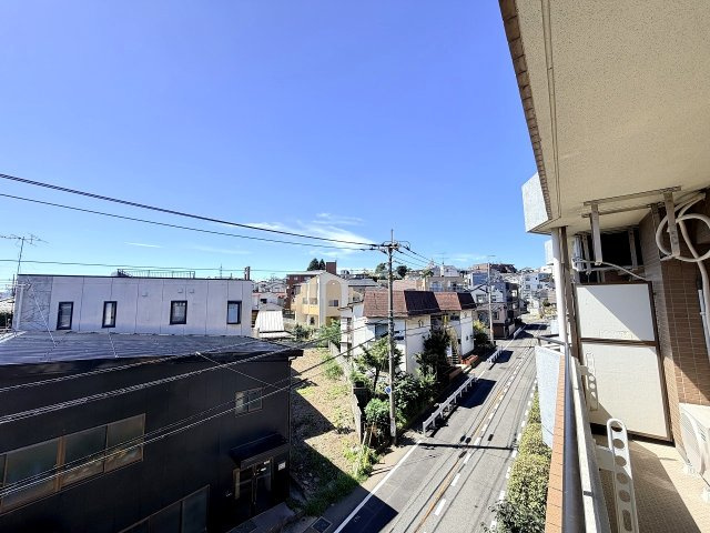 バルコニーからの様子。気持ちの良いお洗濯ができそう☆