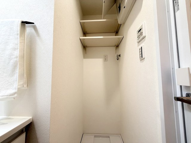 防水パン設置済みの機能的な洗濯機置場。掃除がしやすく清潔に保てる設計で、日々の家事動線をサポートします。給水栓やコンセントも使いやすい位置に配置。