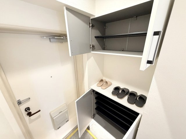 季節の飾り付け等ディスプレイが出来、すぐ持ち出したい物の置場にも重宝する天板カウンター付シューズボックス採用☆