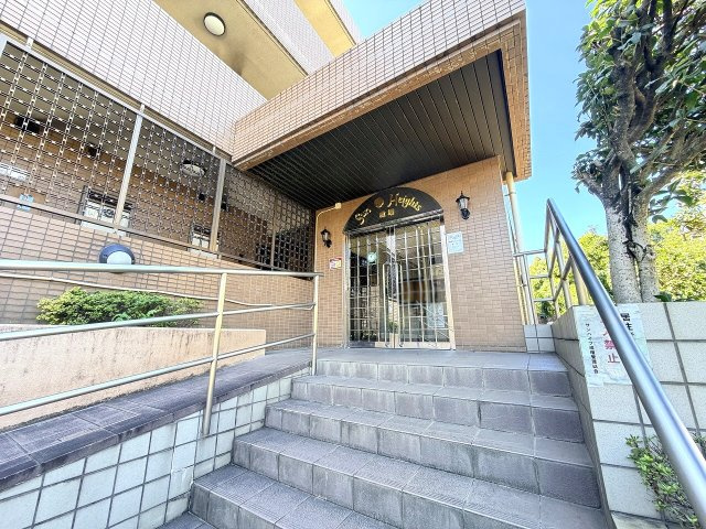 クラシカルな照明と重厚なタイル貼りが迎えるエントランス。品格漂うアーチデザインと大きな庇が住まいに趣を与え、帰宅する人を温かく包み込みます。