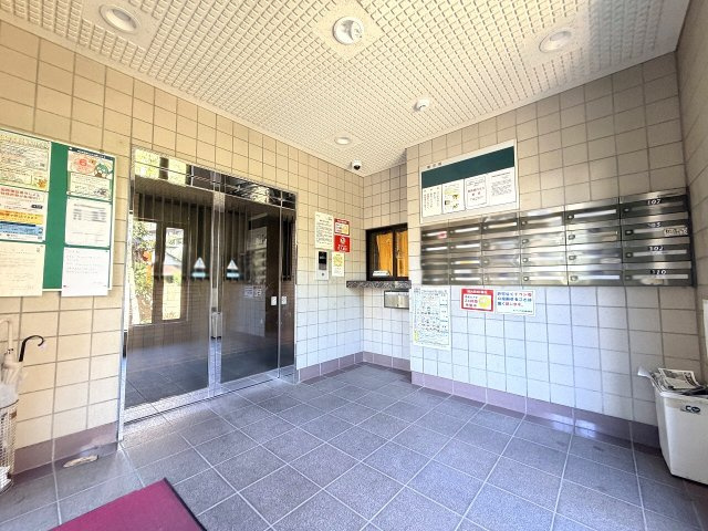 集合ポストとオートロックがスムーズに配置された、利便性の高いロビー空間。整然としたタイル貼りの内装が清潔感を醸し出し、帰宅時もスマートに迎え入れます。