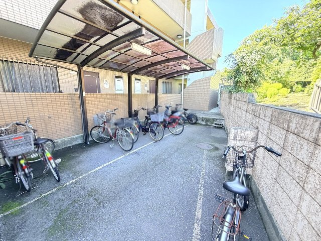 駐輪場（年額2400円）及びバイク置場（50ccまで年額6000円、超えで年額8400円）※空き状況は管理会社に要確認。
