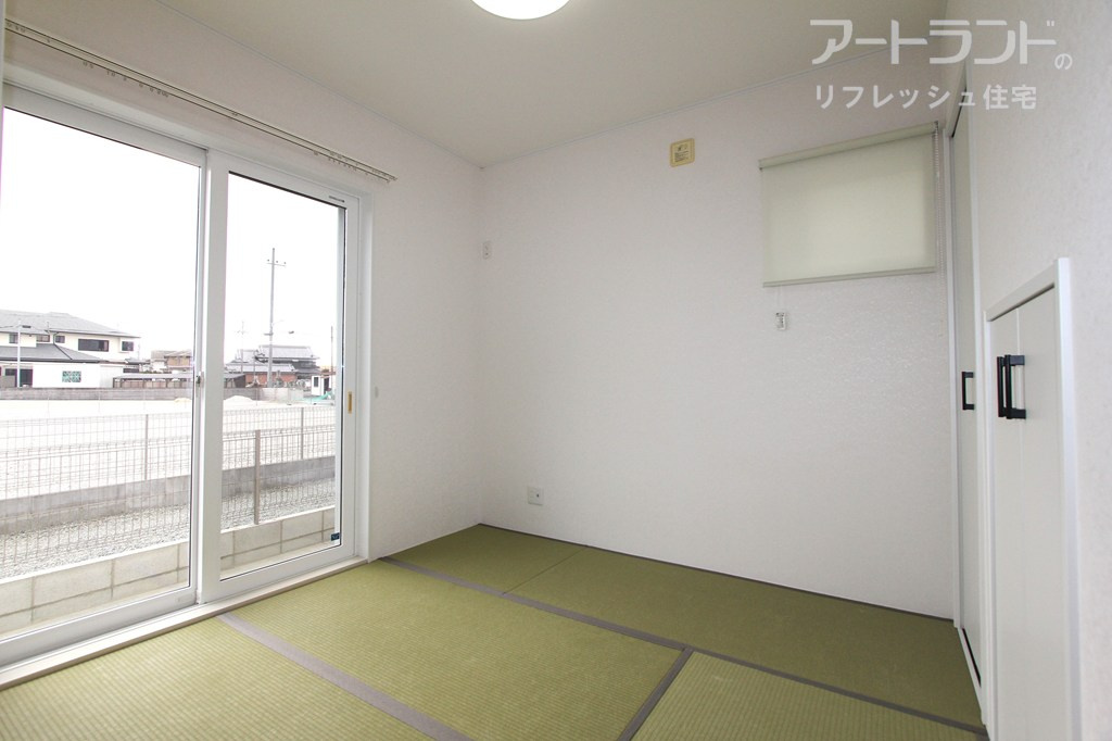 【1階和室4.5帖】南窓で明るい和室、リビング隣接で子供の遊び部屋や家事部屋にもおすすめ、収納付き