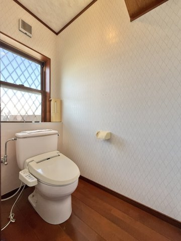 2F　トイレにも窓があり明るく換気もでき清潔に保つことができます。