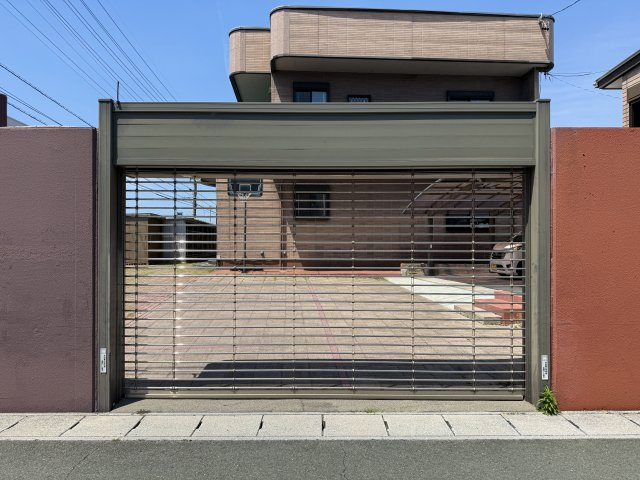 道路に面した所には防犯面でも安心できる電動シャッターがついております！