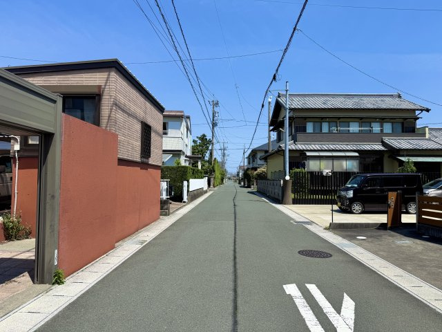 物件東側の道路を南から北向きに撮影しました。こちらの通りはほとんど車通りが無いですよ。