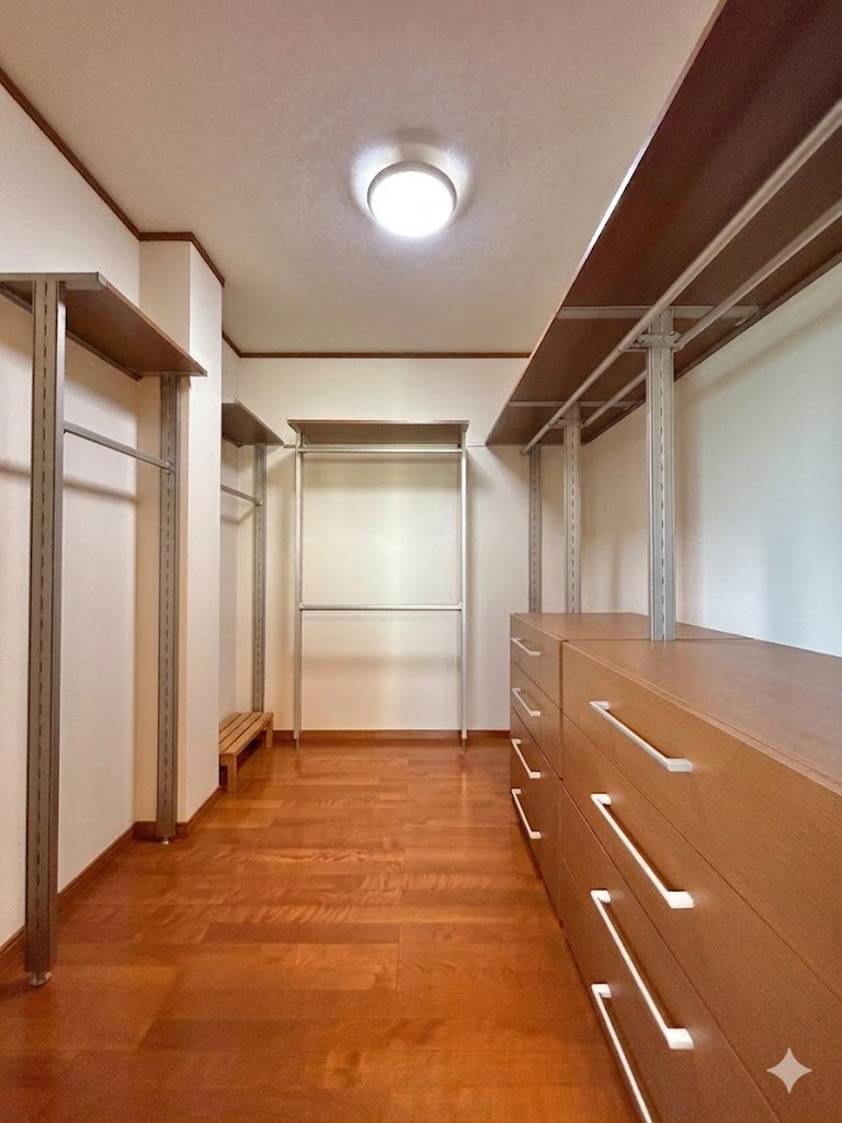 1F　洋室から続くクローゼットは棚や引き出しが備わっており沢山に衣類が収納できいつでもお部屋をスッキリと保てます！