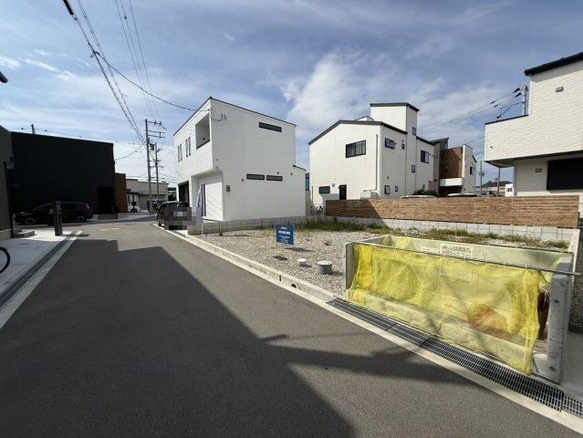 前面道路含む現地写真です