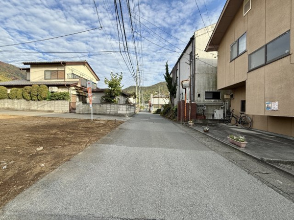 【甲府市大手2丁目　売地の前面道路含む現地写真】