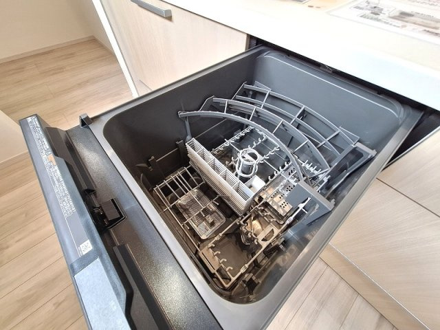 出しっぱなしの食器をなくして、いつも美しく。システムキッチン一体型のビルトイン食洗機。　