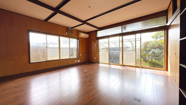 1Ｆ12．5帖の南側洋室になります♪