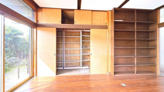 1Ｆ12．5畳南側洋室の収納になります♪