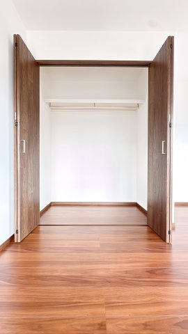 2Ｆ東側洋室の収納になります♪