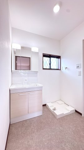 シャワーヘッド付き洗面台になります♪鏡裏には収納もございます♪