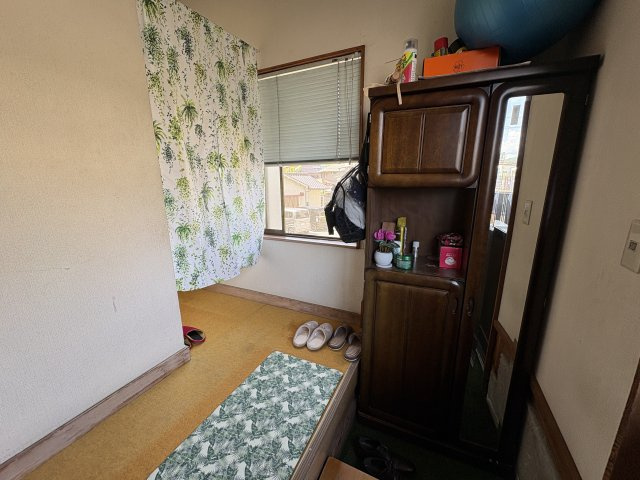 ゆとりのある2階玄関スペースです。段差があることで外からの汚れを室内に持ち込みにくく、実用性にも優れています。窓から光が入り明るさも確保されており、来客時にも好印象を与える空間となっています。