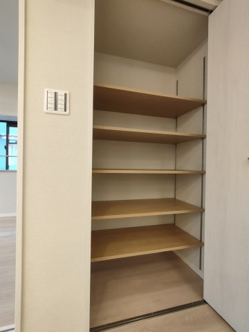 【リビング収納】　雑然としがちなリビングに嬉しい収納を完備。