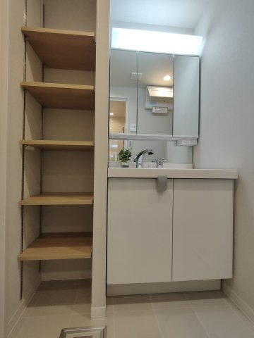 【洗面化粧台】　朝を元気にスタートさせるパウダールーム。毎日の始まりと終わりを演出する大切な部屋。