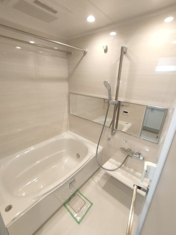 【浴室】　一日の疲れを癒す貴重なリラクゼーションスペース。ゆっくりとした時間を過ごせるゆとりあるバスルームです。