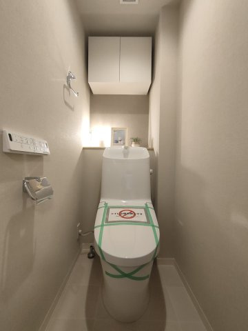 【トイレ】　白を基調とした清潔感のあるトイレ。ウォシュレットも付いてますので快適にご使用いただけます。