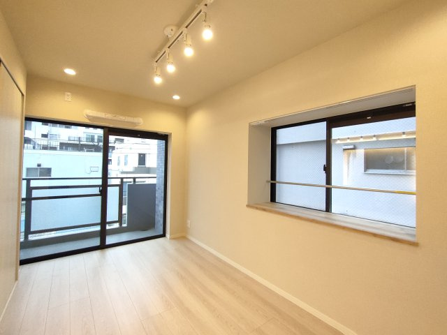 【洋室1　約5.7帖】　広々とした洋室。主寝室や子ども部屋にいかがでしょうか？