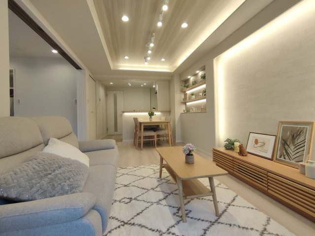 【LDK　約12.2帖】　家族が集い、笑い、遊び、読書をして、そして日向ぼっこをしながら過ごす広く開放的な自遊空間。