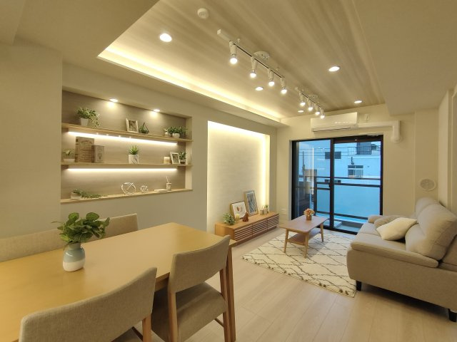 【LDK　約12.2帖】　シンプルかつ温かみのあるリビング。様々な年齢層や環境下に合わせて工夫のしやすいです。