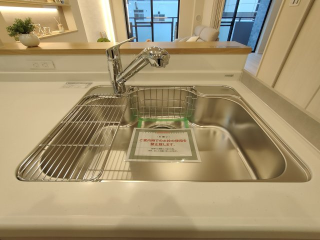 【シンク】　広めのシンクで大きなお鍋やフライパンも洗いやすいです。
