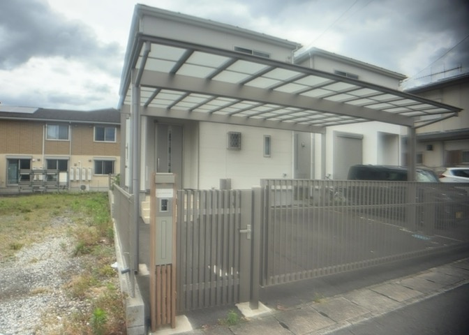 東側道路の場合は居室を南向きに設計しやすいため、朝日が入りやすいというメリットがあります。一方、西側道路も東側同様に居室を南向きに設計しやすいのですが、住宅地だと朝日が入りにくいという弱点があります。