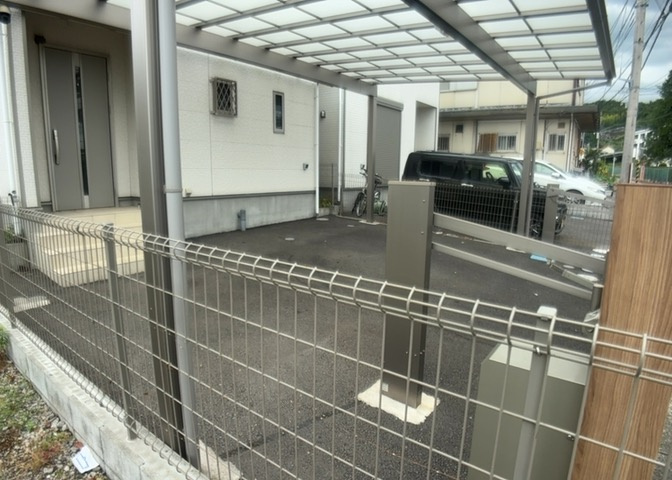 車一台あたりに必要なスペースは、標準サイズの普通自動車で横幅2m50cm、長さ5mは必要になります。ただし、乗降のことも考慮して横幅3m30cm、長さ5m50cmほどは確保できるところを選びましょう。