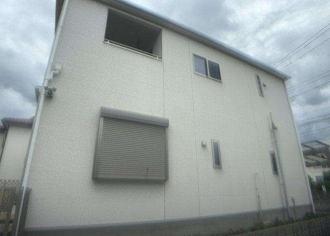 庭のある家に住むことのメリットとして、子どもたちの遊び場を確保できること、ガーデニングや家庭菜園を楽しめること、明るさを確保できることがあります。また、配置を工夫することでプライバシーが確保できます。