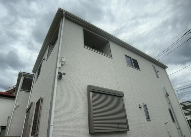 バルコニーは、建物内から室外へ楽に出入りできる便利なスペースです。また、バルコニーには手すりを付けることが義務付けられており、手すりの高さは110cm以上で施工することが建築基準法で定められています。