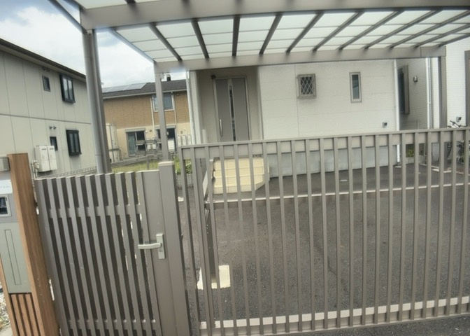 玄関は家の顔と言っても過言ではありません。現地を見学する際は玄関の広さや全体のバランスなどを見てみるといいでしょう。一般的なアプローチのしやすさだけではなく、お年寄りにも優しい設計のものだと安心です。