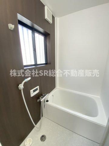 お風呂には窓もあり、換気がバッチリとでき、湿気がこもりません！