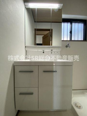 シャワー付き、3面鏡の独立洗面台です！