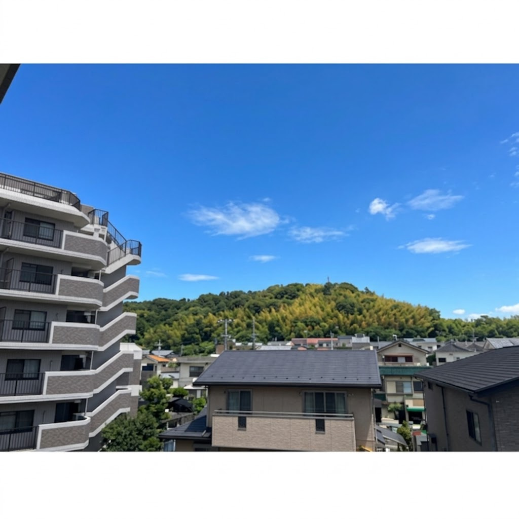 【バルコニーからの眺望】開放感のある見晴らしが魅力です。遠くには豊かな緑の山々を望むことができ、毎日の暮らしの中で四季の移ろいや自然を身近に感じられます。