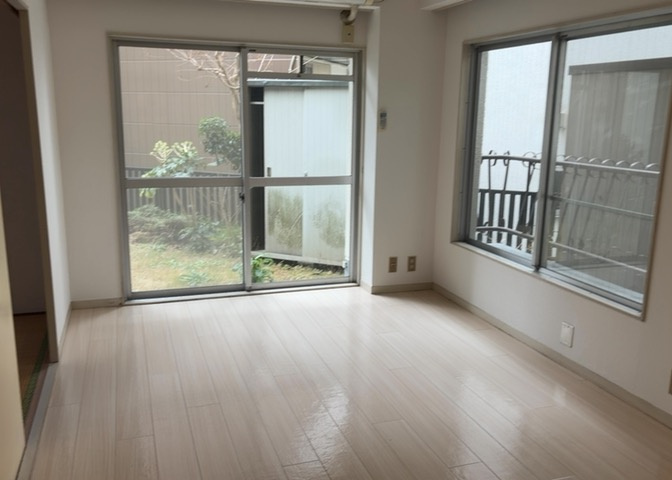 洋室のメリットは重い家具が置きやすく、身の回りが整理しやすいことです。　床がフローリングのため畳とは異なり凹みにくいです。　クローゼットなど収納が豊富で、普段使わない旅行カバンや服の整頓も簡単にです。