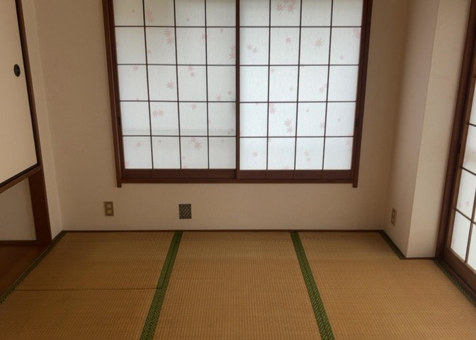 寝室でゆっくりと過ごすためにはベッド周りの適度な空間を担保することや窓の位置、照明の明るさ、寝室の広さなどを考える必要があります。自身や家族の構成とライフスタイルに併せて寝室にする部屋を選びましょう！