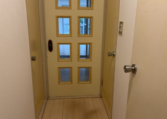 内装はとにかくおしゃれなものがいい！と選ぶ前に、まず住んだ後のことを想像してみましょう。住んでみたらコンセントの位置が悪くて使いにくいなど出てきます。事前にどの家電をどこに置くか想定しておきましょう。