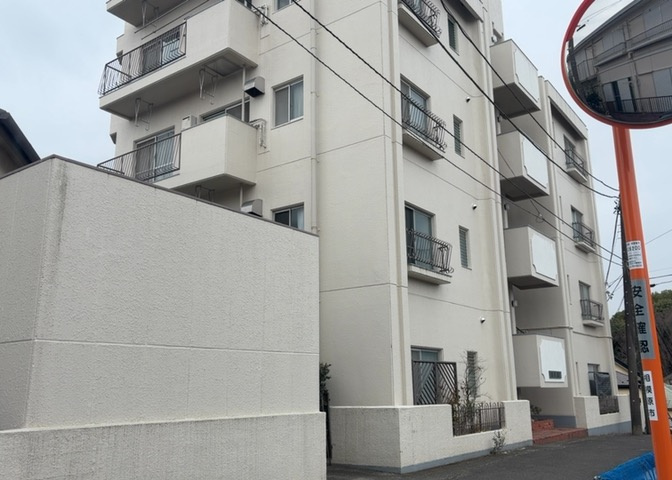 外観はマンション管理がされているかの目安になります。築年数が古いと、壁面は劣化してひび割れが生じることも！建物が古びていても細かいところが修繕されていると、きちんと管理されているなぁと感じるでしょう。