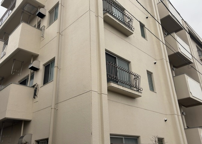 車一台あたりに必要なスペースは、標準サイズの普通自動車で横幅2m50cm、長さ5mは必要になります。ただし、乗降のことも考慮して横幅3m30cm、長さ5m50cmほどは確保できるところを選びましょう。