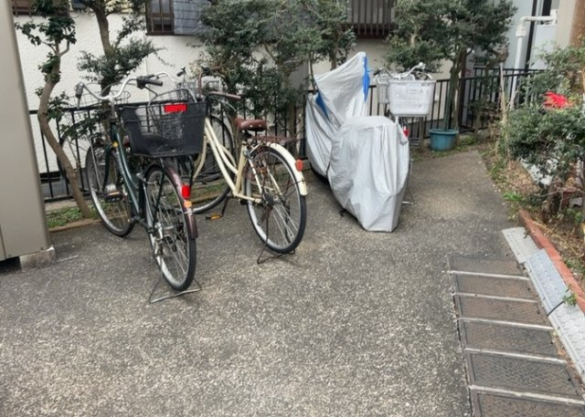 マンションの駐輪場は、事前に空きがあるか確認を取ると安心です。せっかく入居したのに駐輪スペースがない！なんてことになったら大変ですよね。そこで、内見時や購入前にはまず事前に確認しておくと良いでしょう。