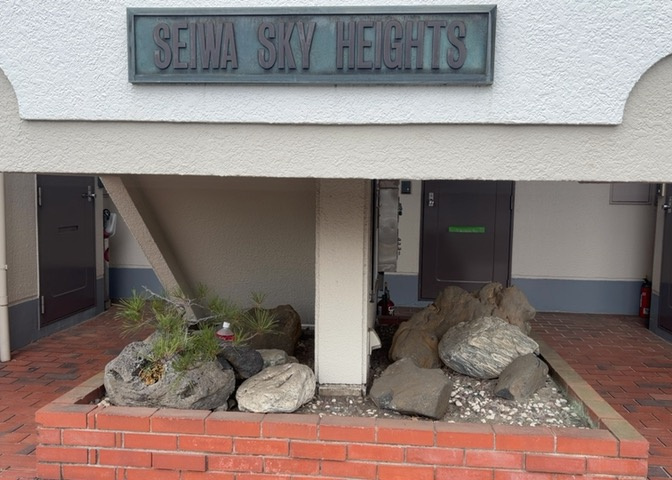 物件によっては、入居者が個人的に使用できる専用庭がついているものもあります。また、住宅の中にある土間の部分を庭と呼ぶこともあります。庭の用途は住む人によって変わり、それによってデザインもさまざまです。