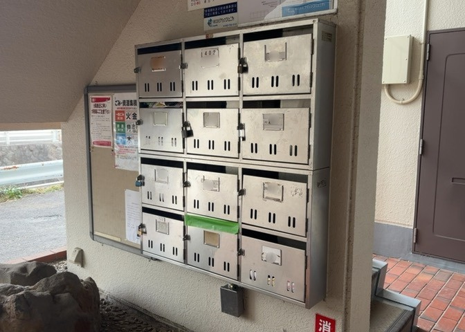 エントランス付近に設置されている集合ポストは、住んでいる部屋と離れているため、ポストをあさるなど誰かに何かされていても被害に気づきにくいです。入居する時には他人に特定されにくい番号で鍵をかけましょう！