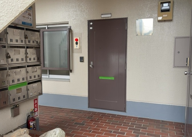 受付はマンションコンシェルジュがいる場合もあれば、管理人が滞在する小部屋を総称して呼ぶことがあります。主にエントランスに設置されていることから、防犯面でも期待ができます。防犯設備がない場合はより安心！