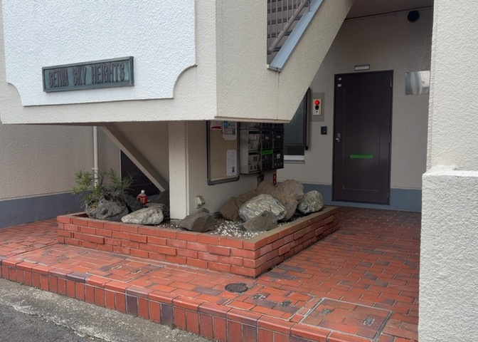 ラウンジは、マンションの共用スペースに椅子やテーブルなどを配置した利用者が寛げる空間です。屋内型ラウンジと屋外型ラウンジがあります。共用部分の管理状況と合わせて、詳細については現地でご確認ください。