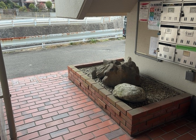 ロビーというと、エントランスと何がちがうの？と思いますよね。実はロビーとエントランスには明確な決まりはありません。物件によっては、エントランスを入って広がるある程度の広さのある空間がロビーとなります。