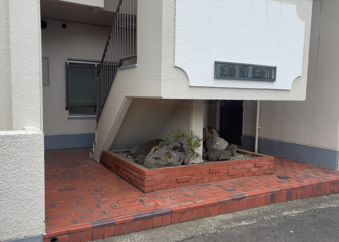 共有部分は、住民なら誰もが使える設備のこと。例えば駐車場やエレベーター、インターネット設備、セキュリティ設備などがあります。他にも、マンションの廊下・外部階段やエントランス・ゴミ置き場などがあります。